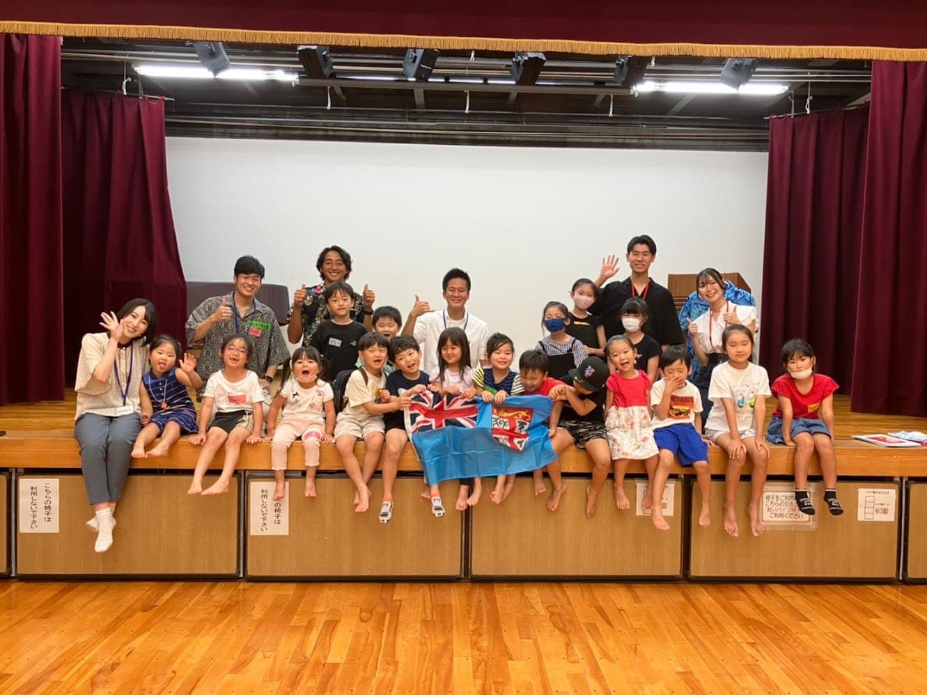 英語レッスンを楽しむ子どもたち